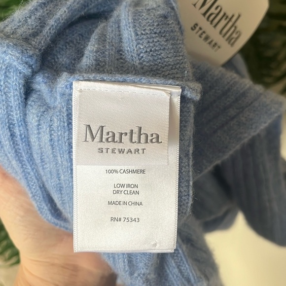 Brand New Martha Stewart 100% Two-Ply Cashmere Blue Infinity Loop Scarf - Picture 8 of 11